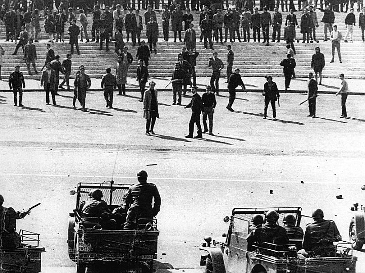 16 Valle Giulia.jpg - Venerdì 1 marzo 1968 gli studenti si diresse verso Valle Giulia con l'intento di liberare, dalla polizia, la facoltà di architettura. Un piccolo gruppo di poliziotti, staccatosi dalla fila, prese uno studente e iniziò a picchiarlo; la reazione degli studenti fu immediata: per la prima vota non scappano davanti alle cariche, ma resistono e contrattacarono.